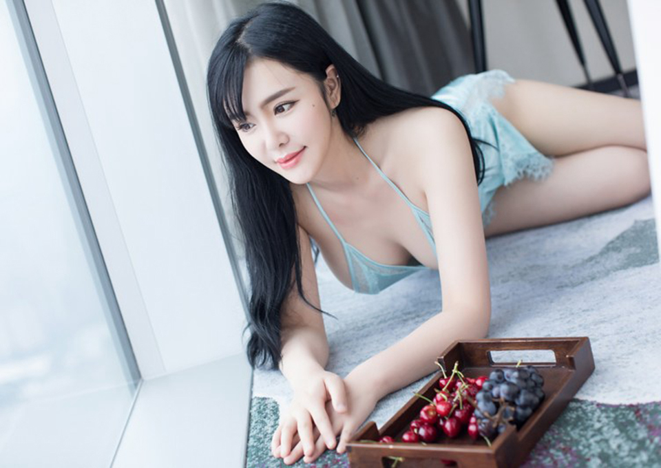 童颜妹子刘钰儿双峰高耸酥胸半露性感私房照