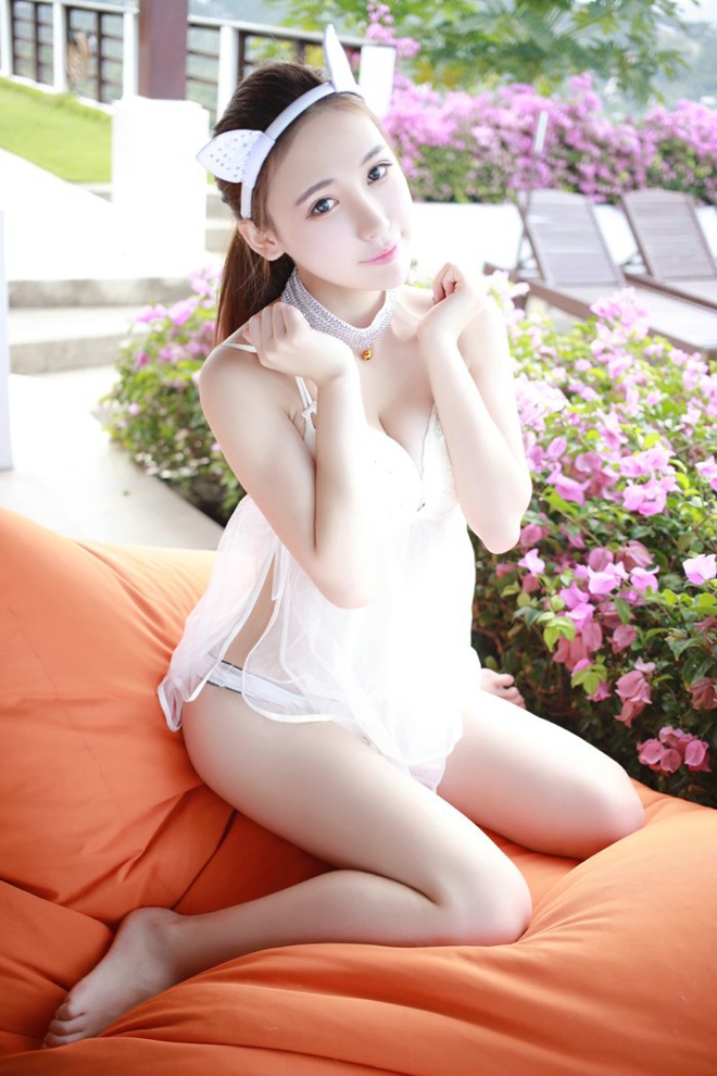翘臀嫩肤美胸美女室外俏皮阳光诱惑写真