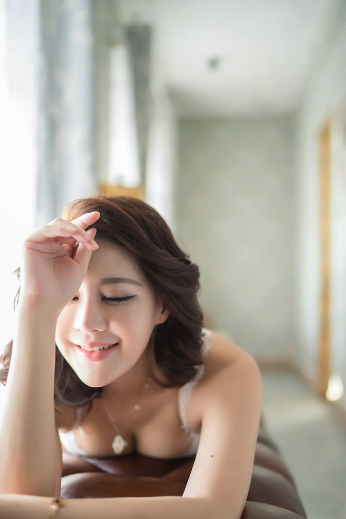 美希子白色蕾丝内衣美乳居家私房诱惑迷人养眼性感写真