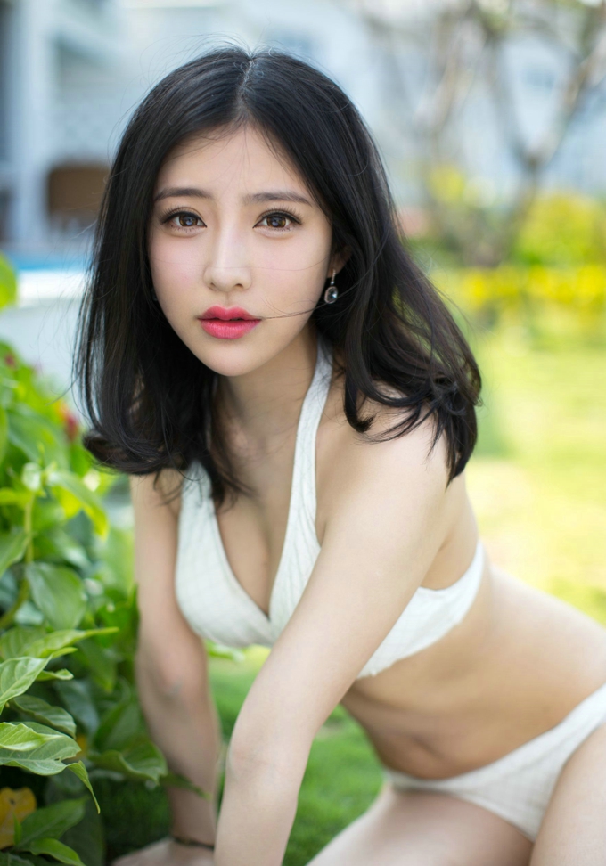 施忆佳KITTY酱白色比基尼美乳诱惑写真