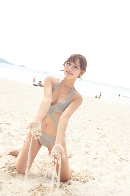 气质清纯女生楚楚沙滩比基尼美色挑逗