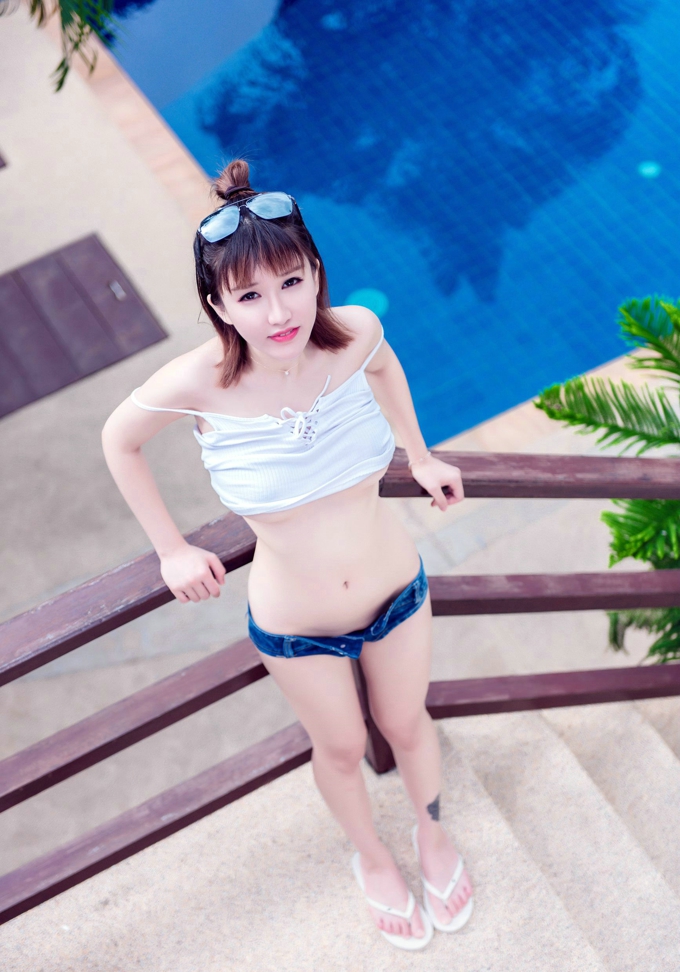 k8傲娇萌萌性感美乳比基尼诱惑泳池清凉一夏翘臀写真