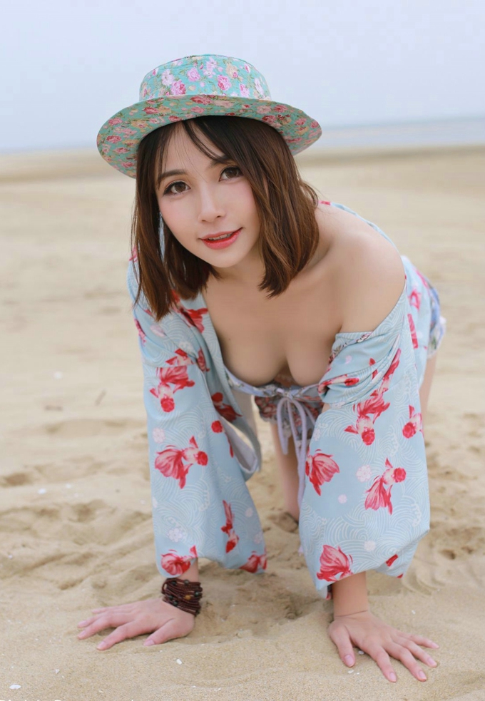 海边风情美乳气质嫩模诱惑写真
