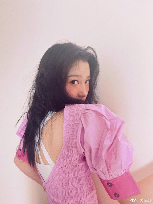 关晓彤晒甜心妆随拍 穿粉嫩露背裙秒变辣妹