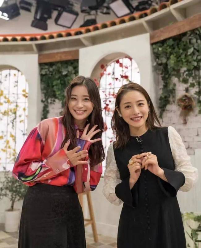 35岁石原里美产后复出 状态依旧仙女笑容灿烂