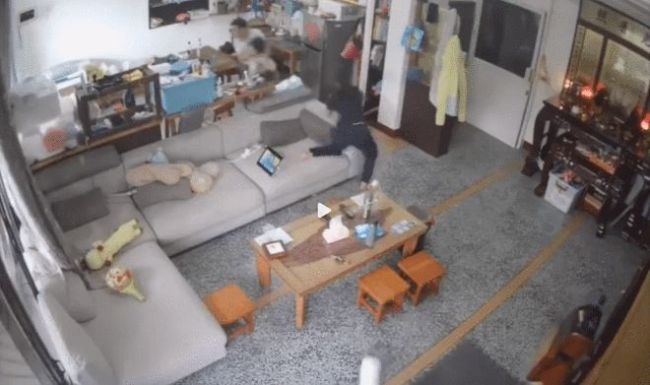 谢依霖曝光家中地震画面 家人逃离时险些被砸