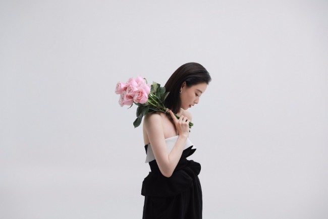 倪妮玫瑰转场大片