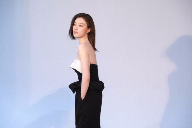 倪妮玫瑰转场大片