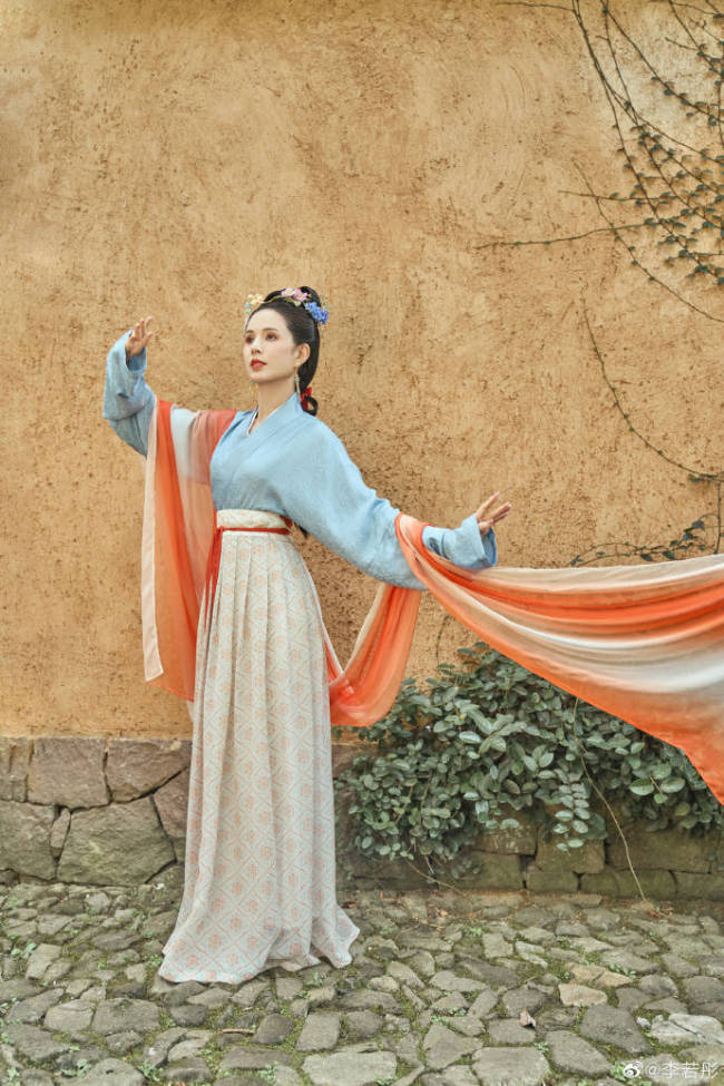 李若彤变身宋代仕女 56岁的她美得让人窒息