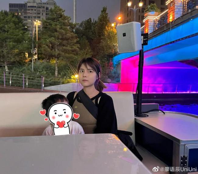苏醒妻子廖语辰晒儿子照片 小小苏发型和爸爸超像
