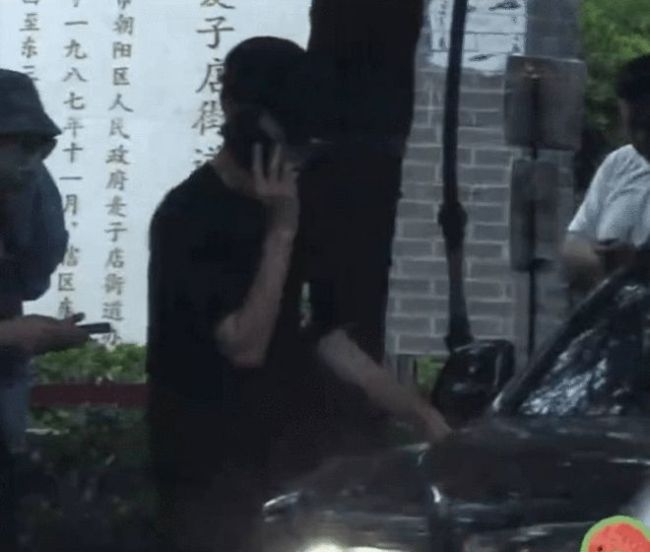 张翰被曝吃饭逛街电话不停 似乎未受新剧争议影响