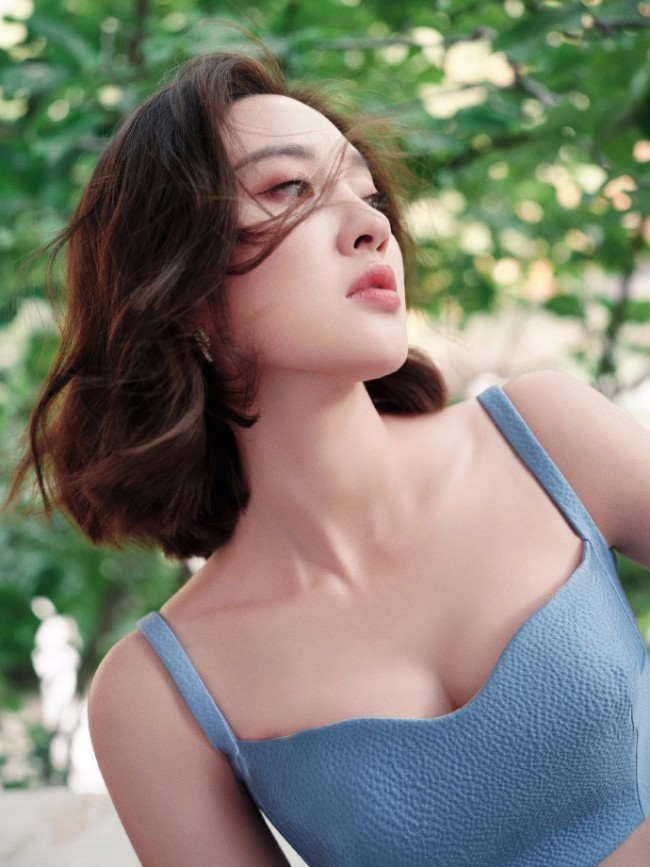 34岁辣妈唐艺昕穿套装裙秀好身材 不惧怼脸拍