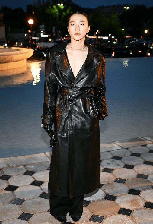 王菲简评女儿巴黎时装周造型 窦靖童一身黑衣亮相