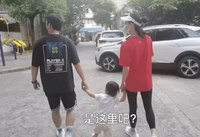 郑恺带妻儿回老家共度国庆 家人罕见出镜其乐融融