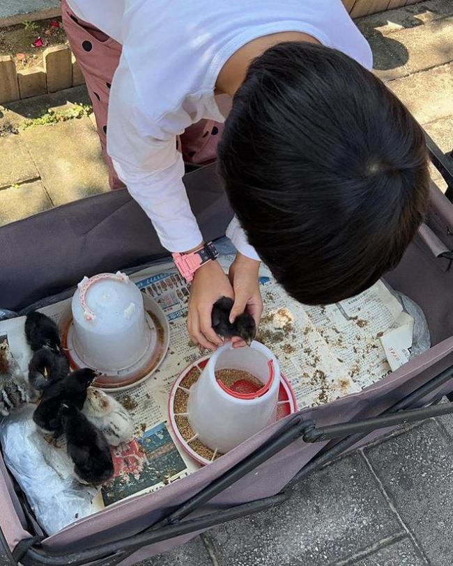 汤唯晒6岁女儿偷糖果照 小脚丫微微掂起超可爱