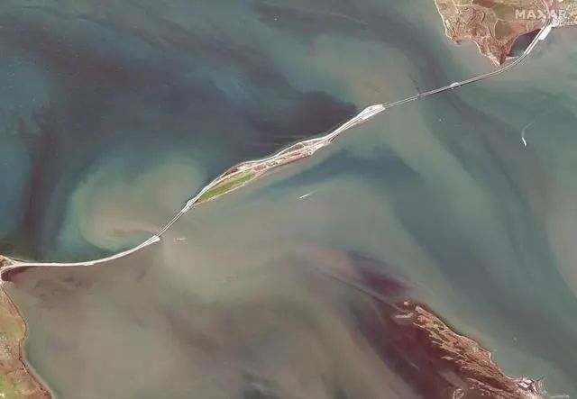 克里米亚大桥爆炸后的卫星图(麦克萨技术)