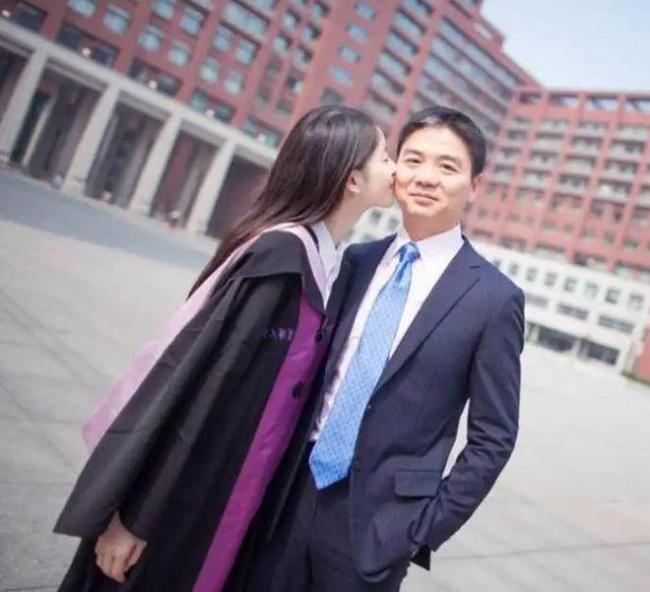 刘强东与龚小京罕见同框 网传双方是彼此初恋