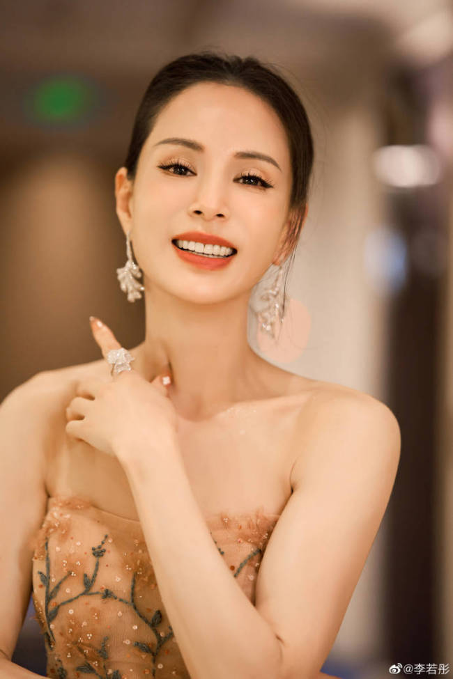 56岁李若彤身穿粉红色抹胸礼裙大秀白皙香肩