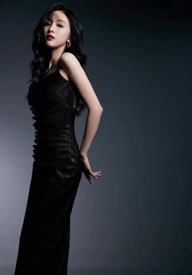 港风美女！吴宣仪吊带黑裙露性感