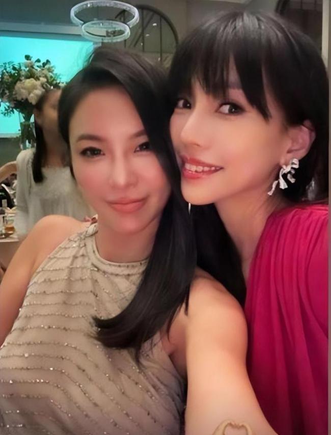 李靓蕾晒与杨谨华关颖自拍 笑容满面状态好