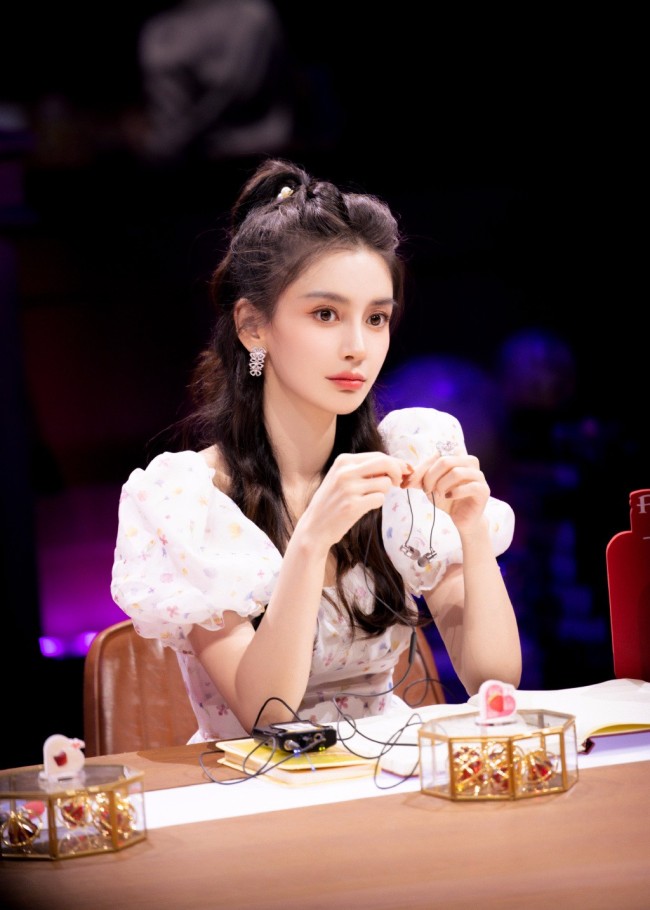 杨颖半扎发青春活力 穿白裙甜笑似公主