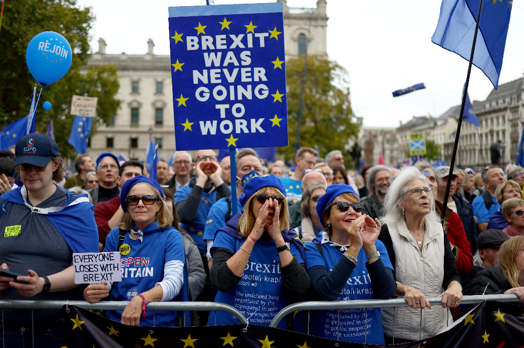 伦敦街头游行者，标语“脱欧永远不会奏效”。图自《独立报》