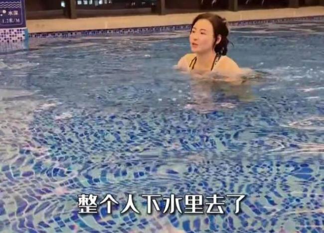 42岁张柏芝晒游泳视频皮肤白皙 拍摄者意外出镜