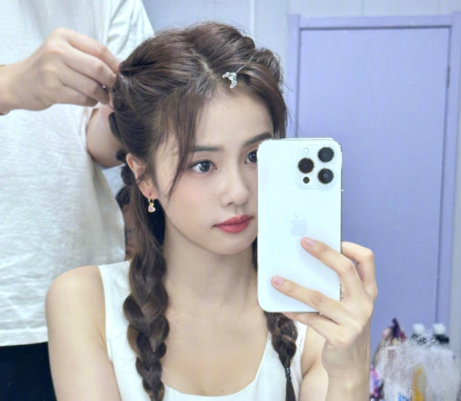 白鹿分享美照甜美可爱 对镜花式超萌