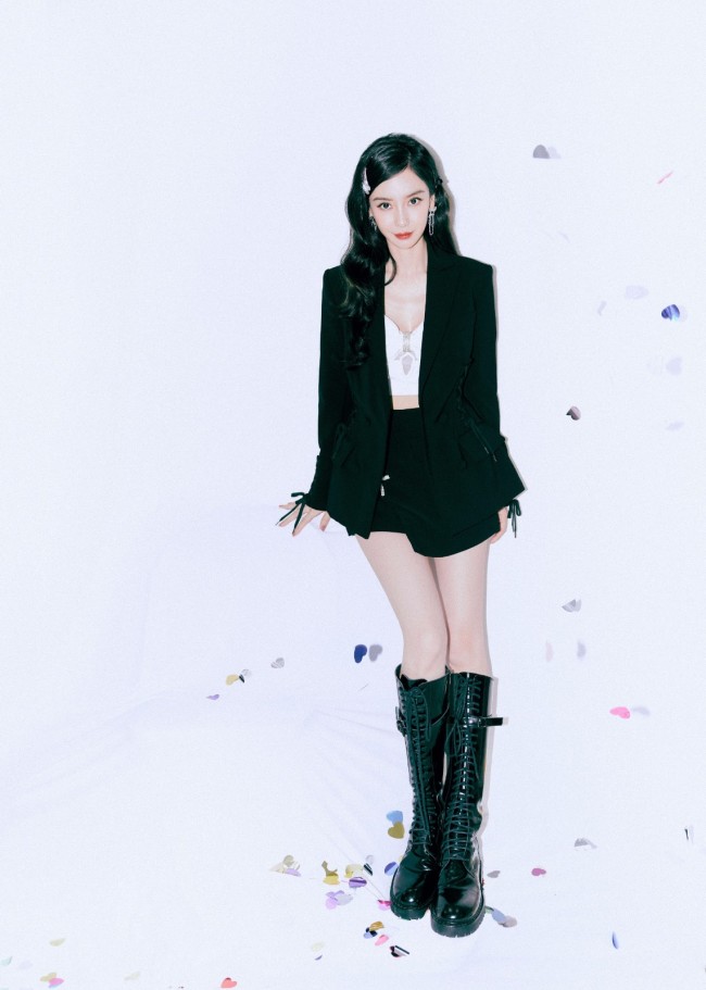 杨颖西装短裙长靴秀美腿 戴小发卡鬼马俏皮