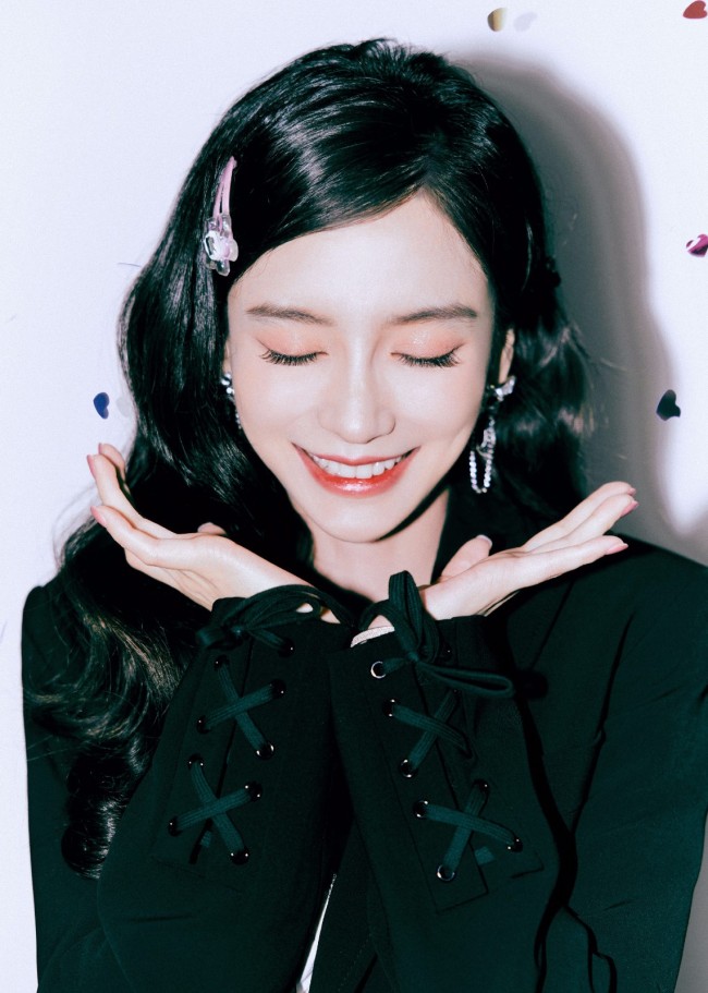 杨颖西装短裙长靴秀美腿 戴小发卡鬼马俏皮