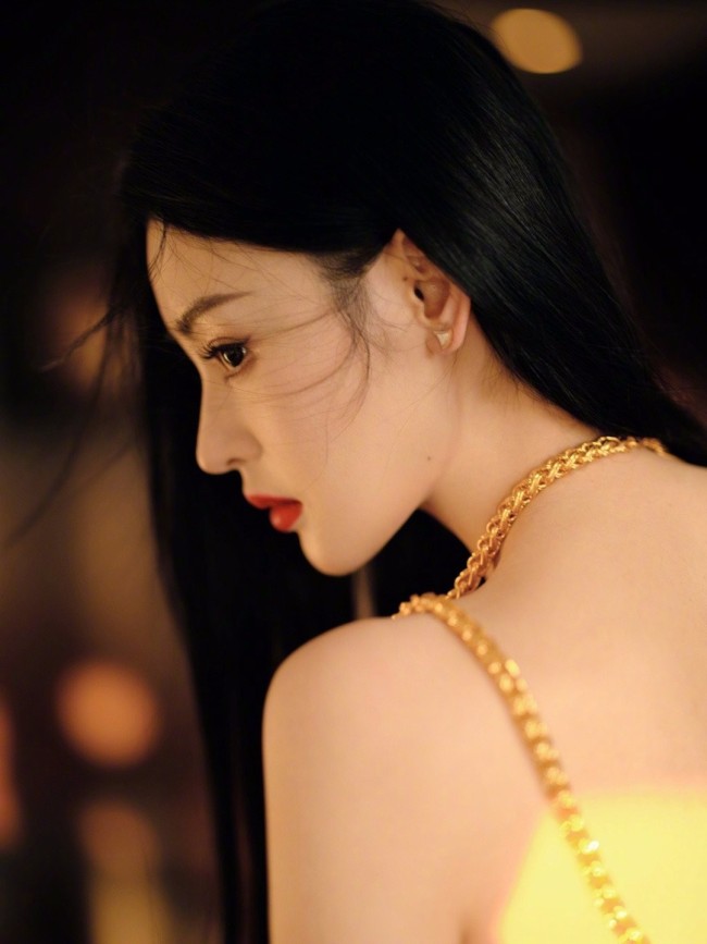 张天爱慵懒躺沙发拍大片 大秀S曲线性感妩媚
