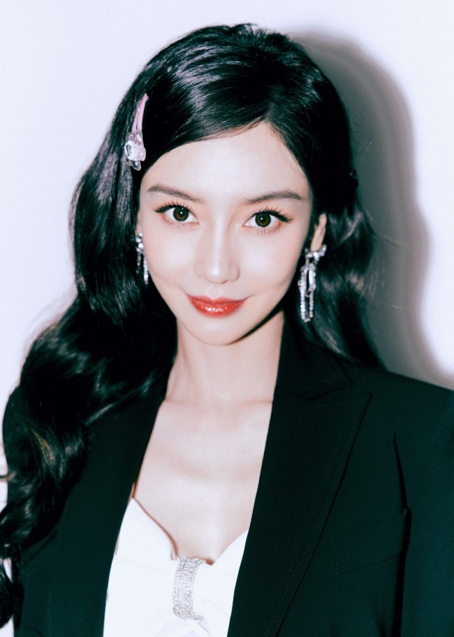 杨颖西装短裙长靴秀美腿 戴小发卡鬼马俏皮