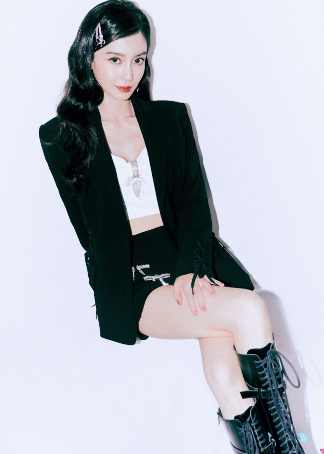 杨颖西装短裙长靴秀美腿 戴小发卡鬼马俏皮