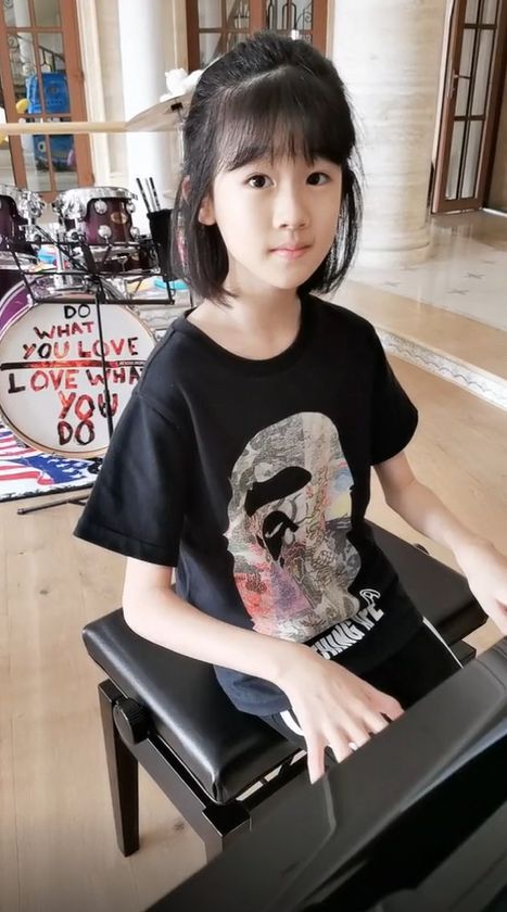 陆毅14岁女儿身材太瘦裤子显松垮 胳膊细到似竹竿