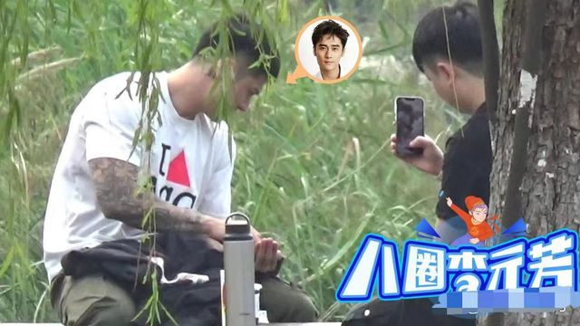 蒋劲夫罕见露面尽显老态 与粉丝合照仍有人气