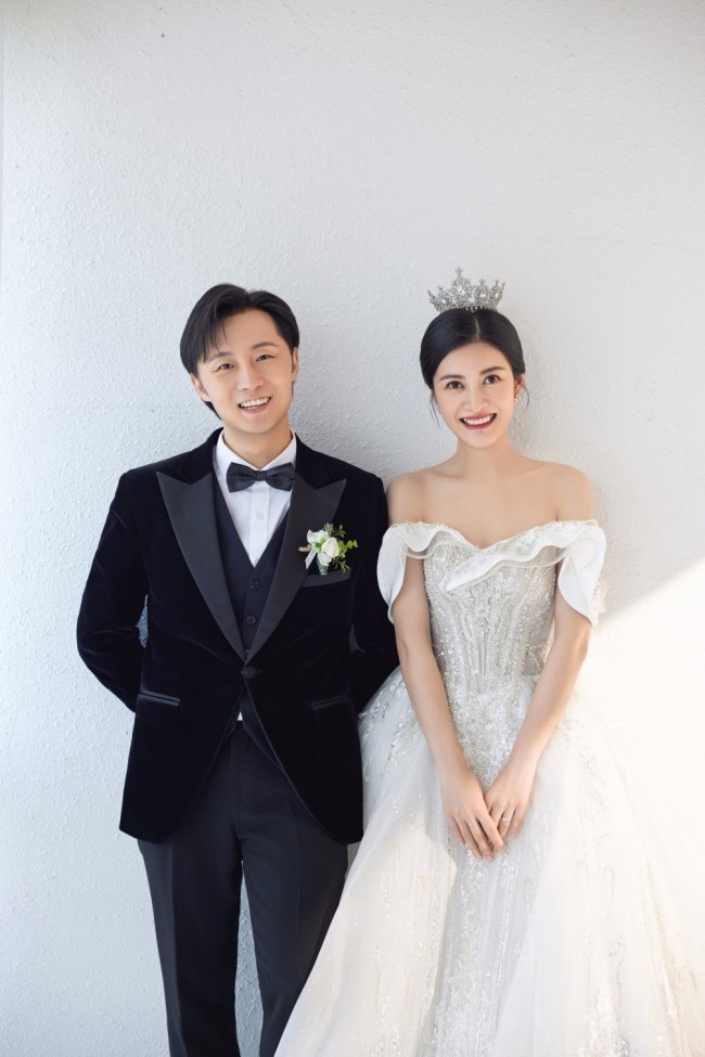 宋秉洋官宣和相恋13年女友结婚 婚纱大片曝光
