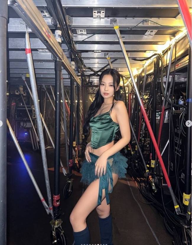 BlackPink珍妮穿吊带绿色短裙 Wink送给你！