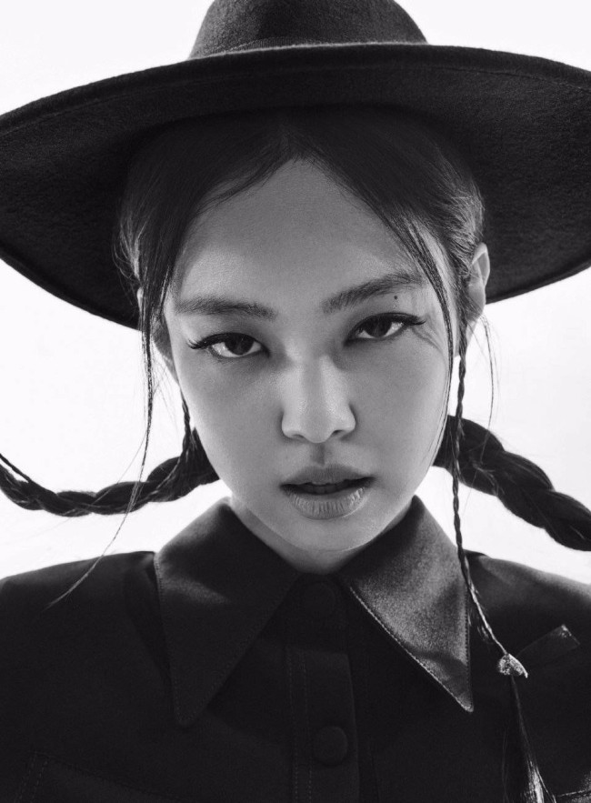 Jennie杂志大片曝光 穿蝴蝶结抹胸气场全开