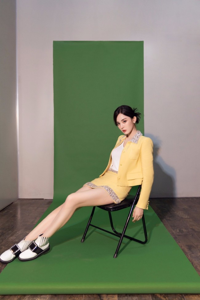 娜扎穿奶黄色套装显温柔 手持鲜花人比花娇