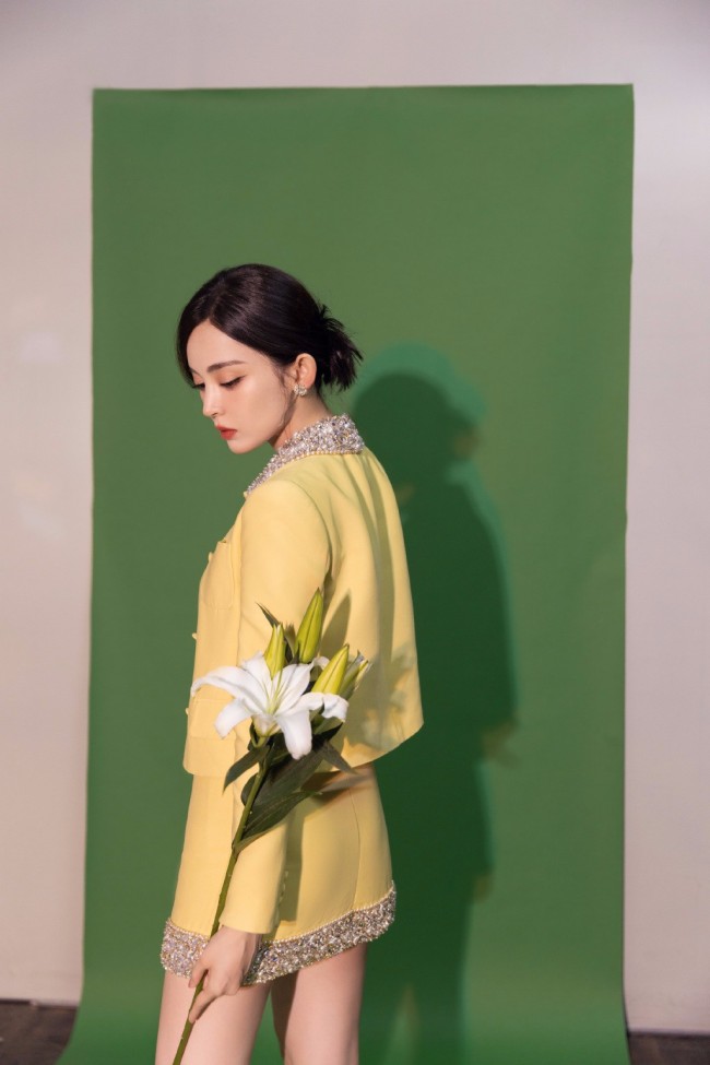 娜扎穿奶黄色套装显温柔 手持鲜花人比花娇