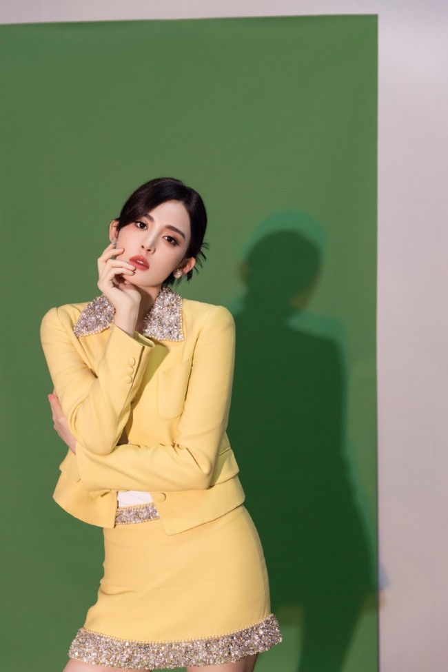 娜扎穿奶黄色套装显温柔 手持鲜花人比花娇