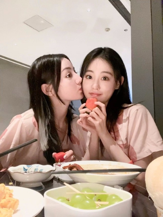 热巴与祝绪丹亲密合影 献吻好姐妹俏皮可爱