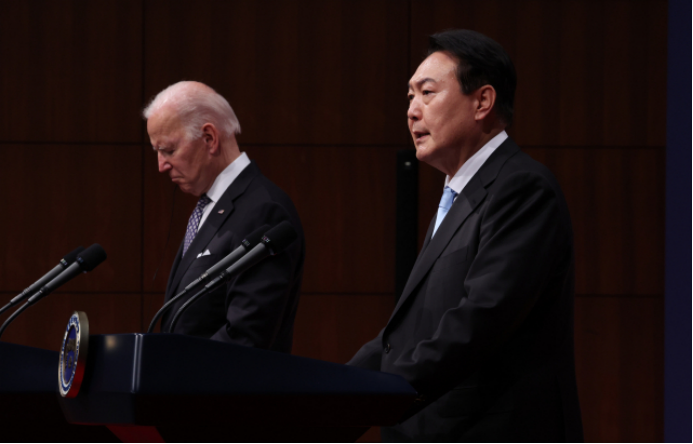 5月21日,韩美首脑会晤结束后,拜登(左)和尹锡悦在韩国首尔召开记者会。 图自韩媒