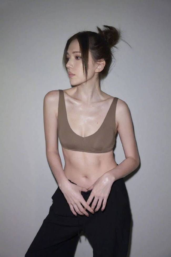 38岁许玮甯内衣写真秀出好身材