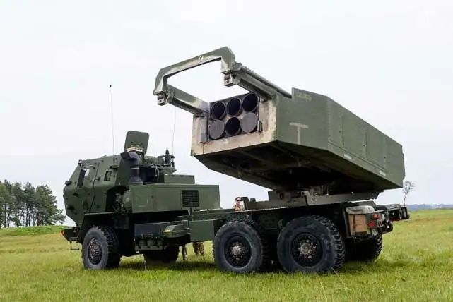 “海马斯”高机动火箭炮系统(HIMARS) 图源:人民视觉