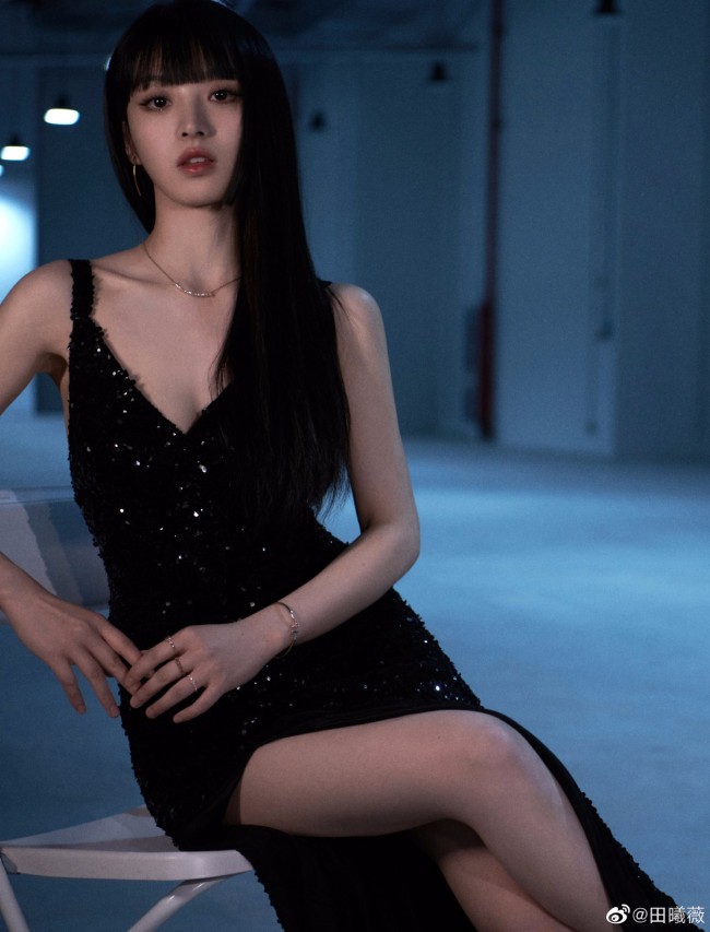 甜妹变拽！田曦薇黑发黑裙酷飒超A