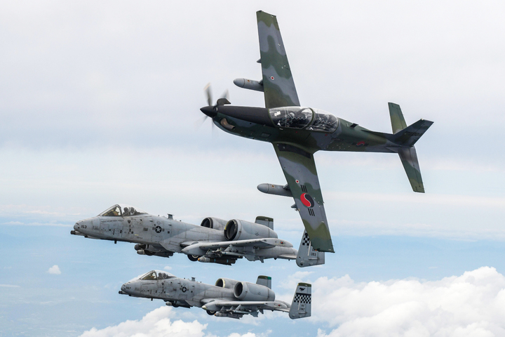 韩国空军KA-1攻击机(最上方飞机)参训画面