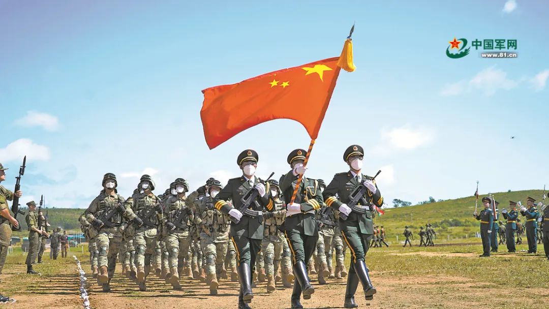 “东方-2022”演习,中国参演部队官兵通过阅兵台。刘丹 摄