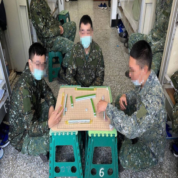 岛内一名退伍兵将当兵时在宿舍里面打麻将的照片分享到社交媒体。图自台媒
