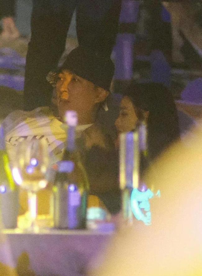 网友拍到买超与神秘美女三亚跨年 王思聪也在其中